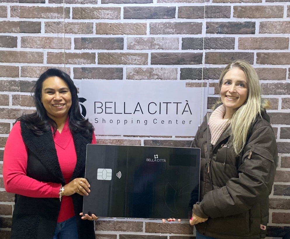 Ganhadora da promoção do Bella Città Minha Mãe Merece recebe prêmio