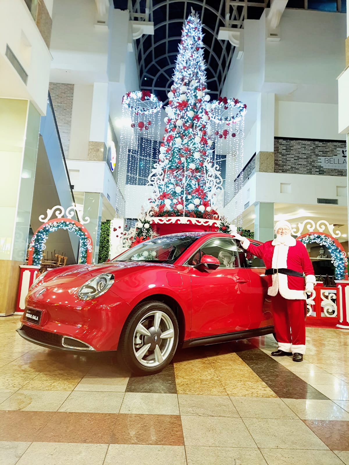 Carro 100% elétrico e evento com a chegada do Papai Noel estão entre as atrações de final do ano do Bella Città Shopping