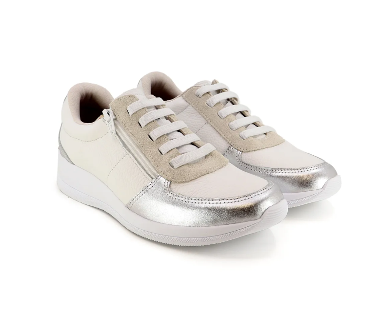 Tênis em couro branco e silver